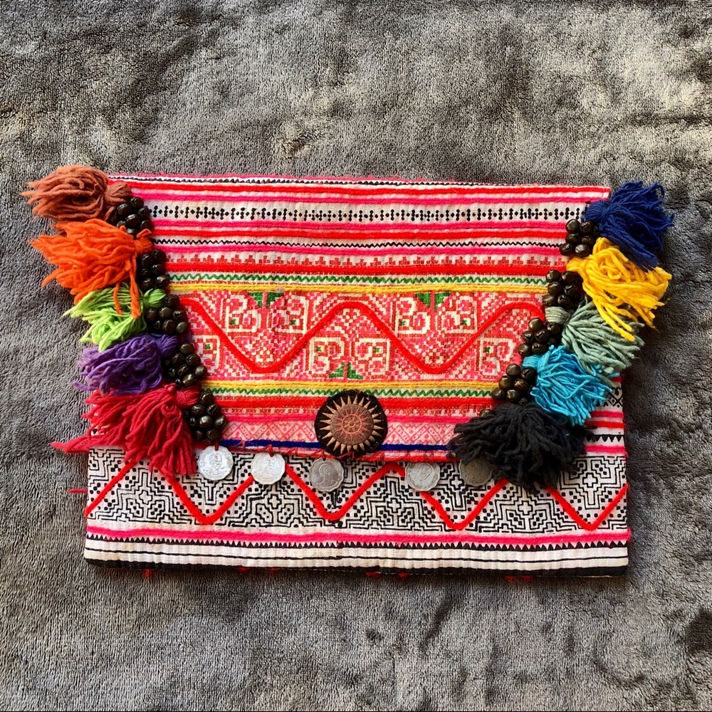 Multicolored detailed clutch